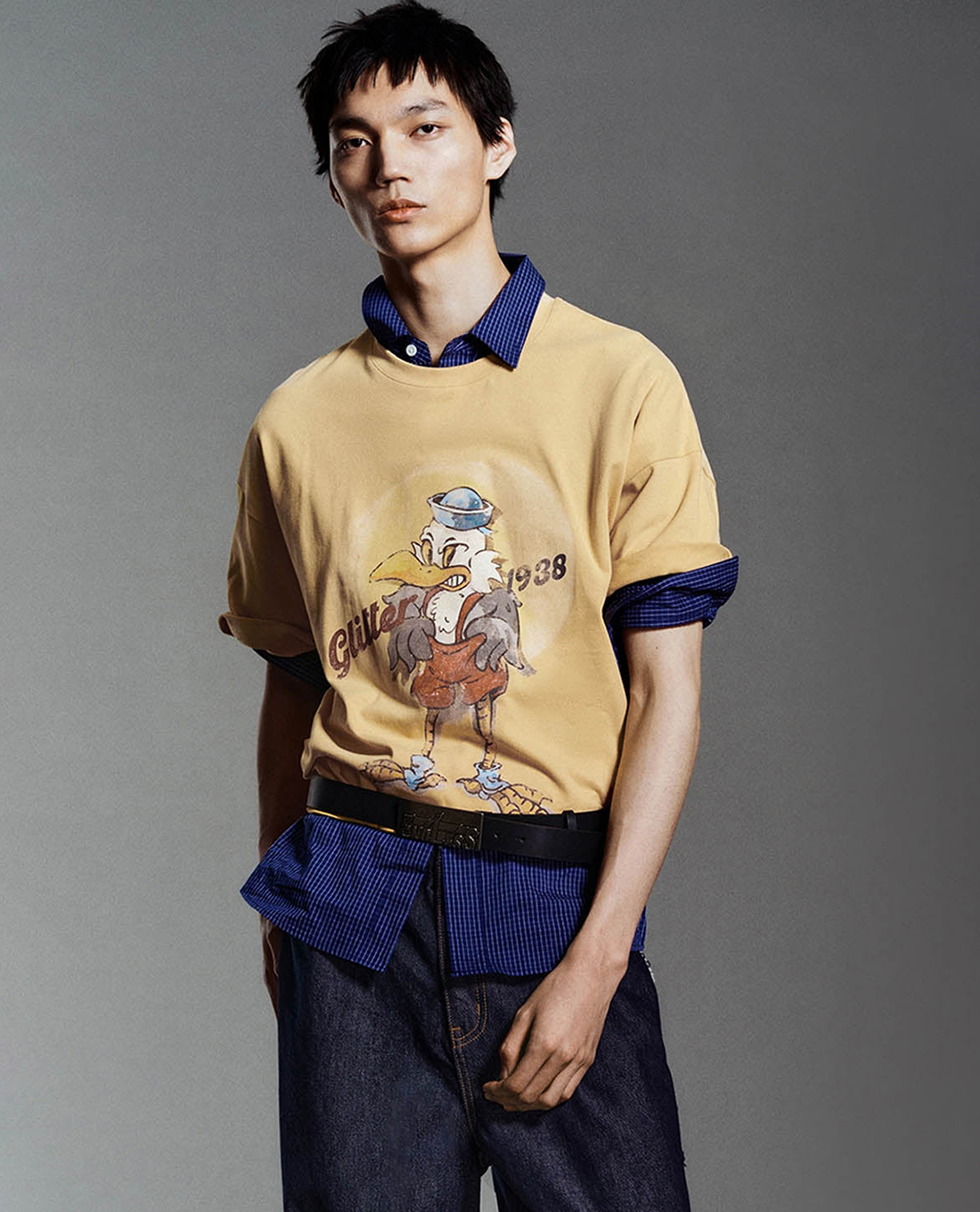 URBAN REVIVO - Áo thun nam cổ tròn in hình hiện đại