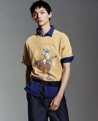  URBAN REVIVO - Áo thun nam cổ tròn in hình hiện đại 