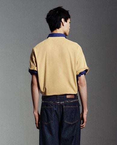  URBAN REVIVO - Áo thun nam cổ tròn in hình hiện đại 