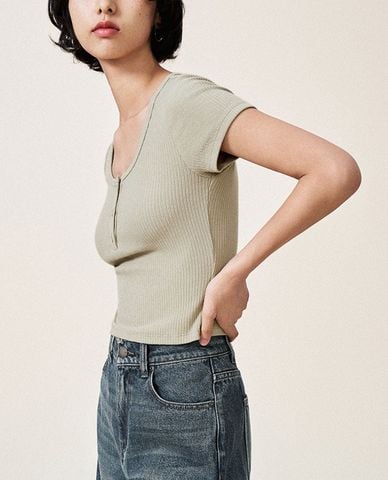  URBAN REVIVO - Áo dệt kim nữ cổ tròn tay ngắn phom croptop 