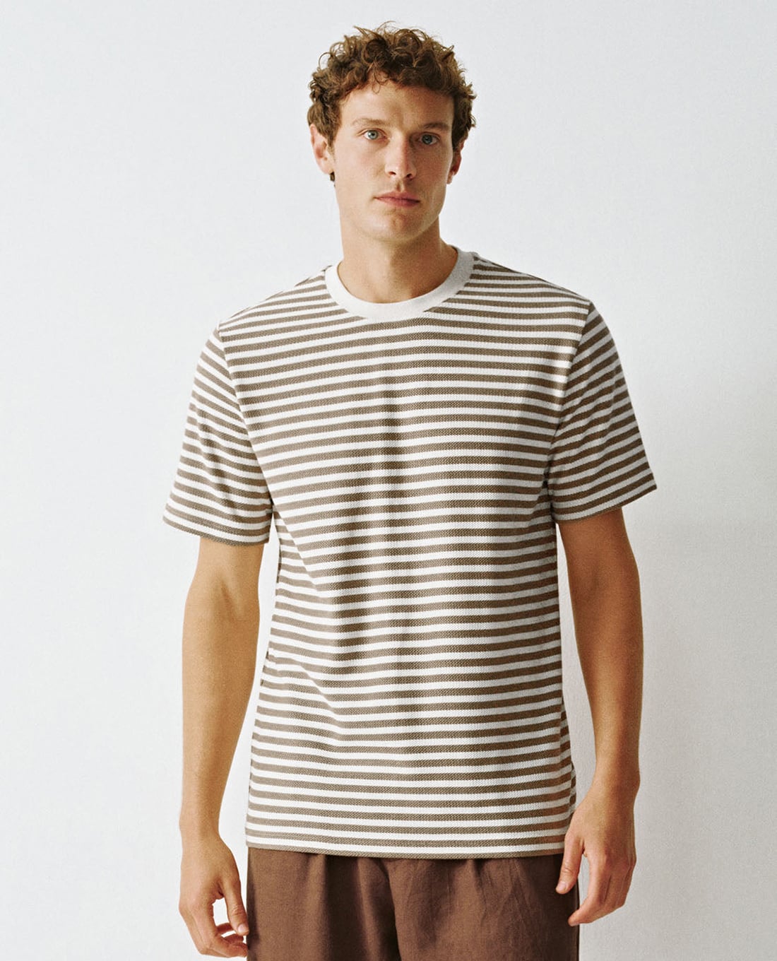 URBAN REVIVO - Áo thun nam cổ tròn tay ngắn kẻ sọc