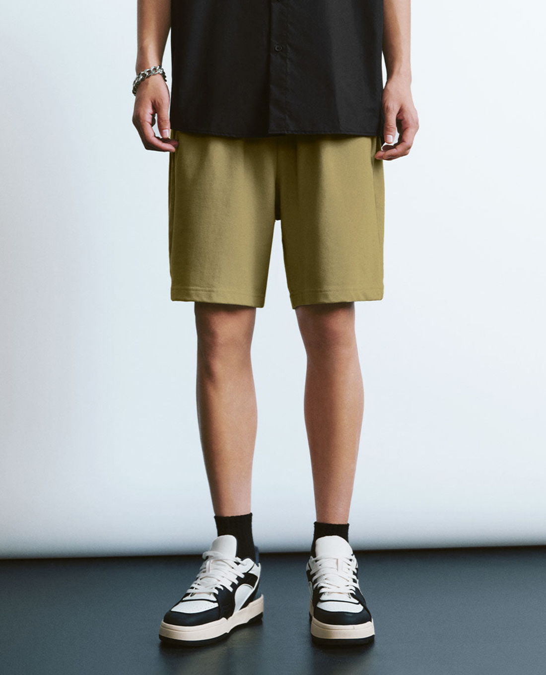 URBAN REVIVO - Quần short nam ngang gối lưng thun Drawstring Waist Knitted