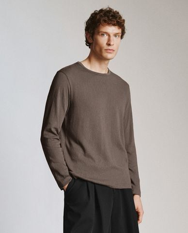  URBAN REVIVO - Áo thun nam cổ tròn tay dài trẻ trung 