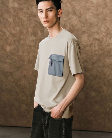  URBAN REVIVO - Áo thun nam cổ tròn tay ngắn phối túi hộp 