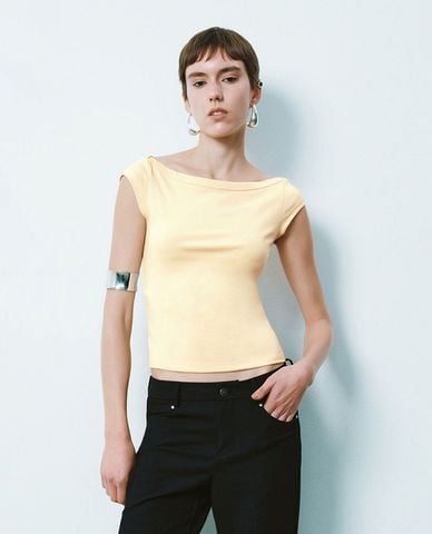  URBAN REVIVO - Áo thun nữ cổ thuyền tay ngắn phom ôm 