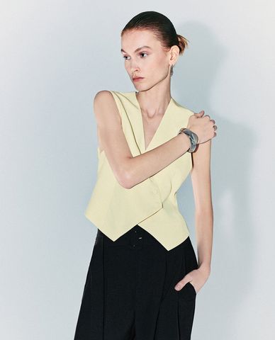  URBAN REVIVO - Áo khoác gilet nữ cổ V sát nách trẻ trung 