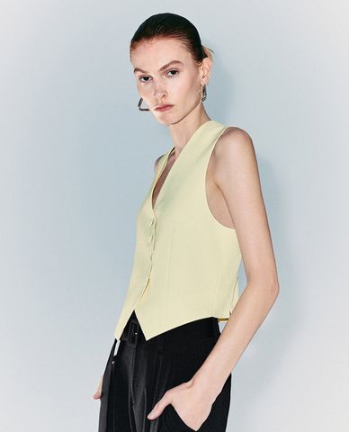  URBAN REVIVO - Áo khoác gilet nữ cổ V sát nách trẻ trung 