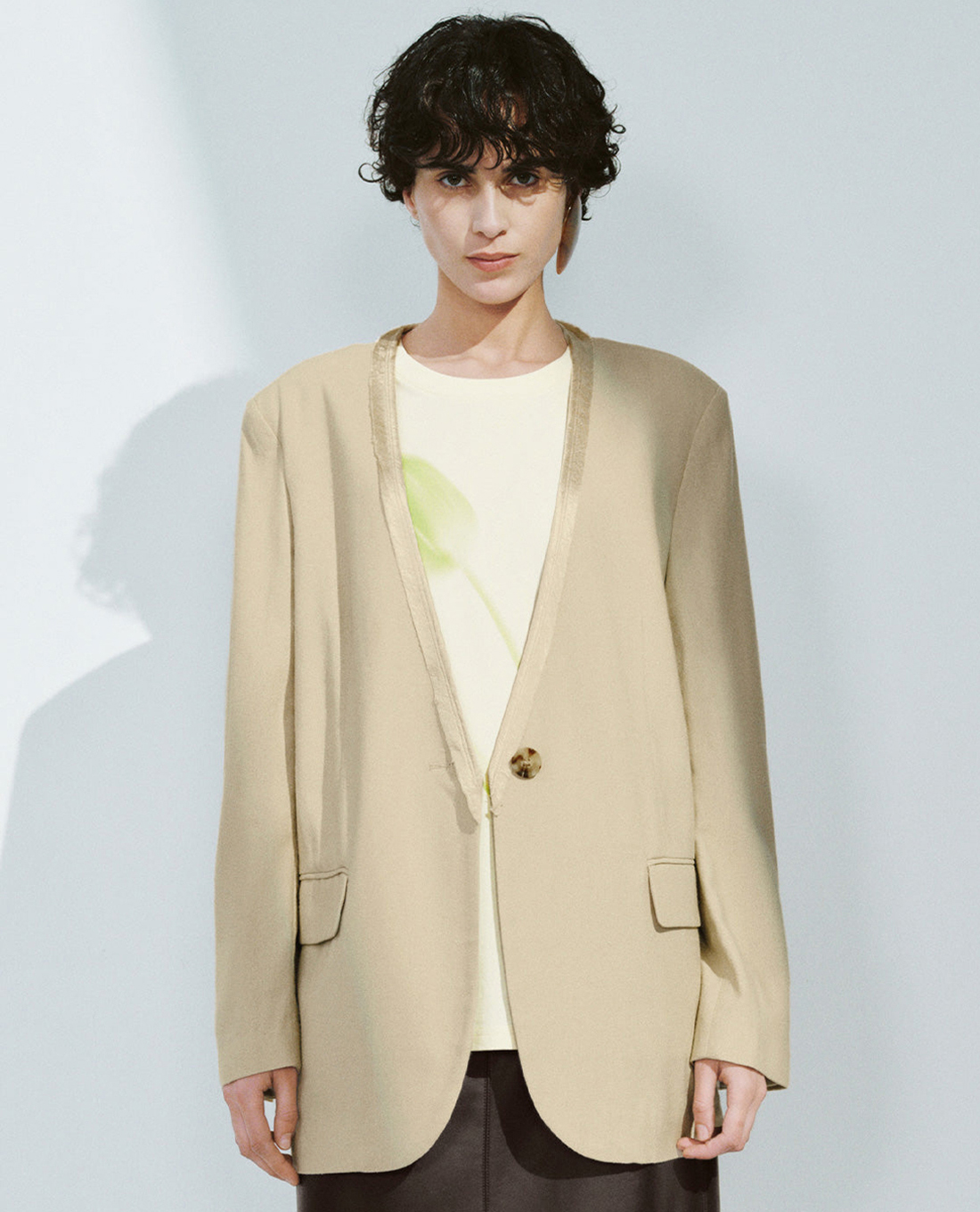 URBAN REVIVO - Áo khoác blazer nữ viền cổ hiện đại
