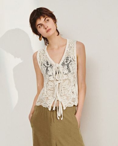  URBAN REVIVO - Áo kiểu nữ phối ren cổ V sát nách 