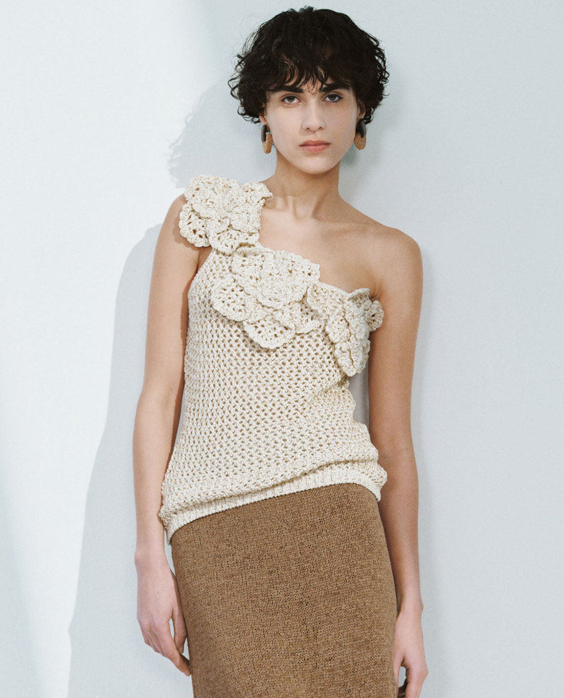 URBAN REVIVO - Áo dệt kim nữ lệch vai hiện đại