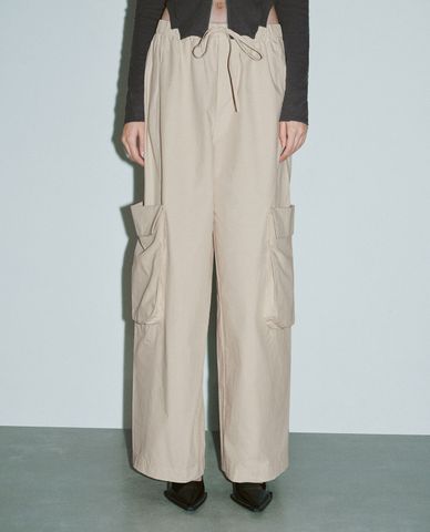  URBAN REVIVO - Quần nữ ống rộng lưng thun phối túi 