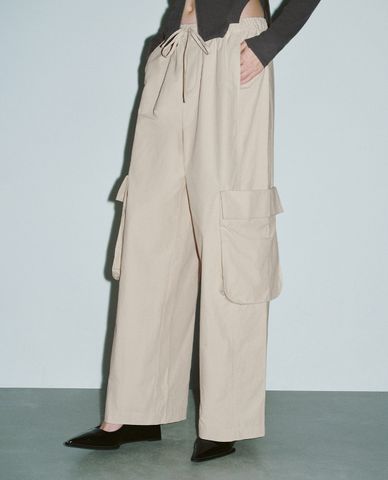  URBAN REVIVO - Quần nữ ống rộng lưng thun phối túi 