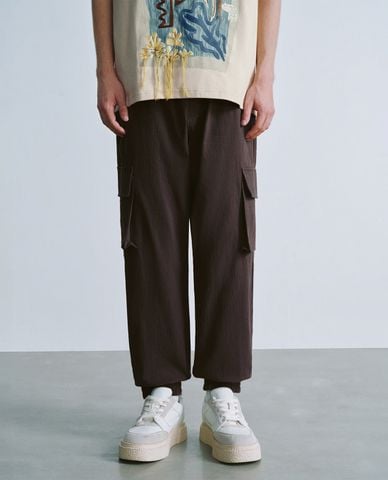  URBAN REVIVO - Quần nam ống rộng lưng thun phối túi hộp thời trang 