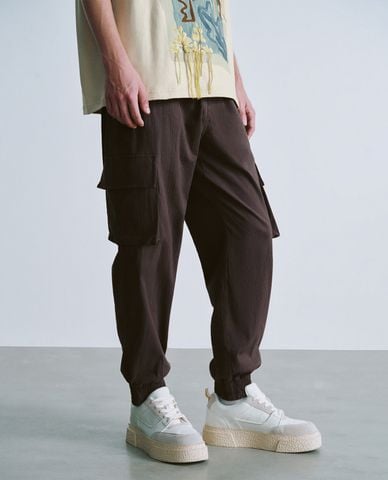  URBAN REVIVO - Quần nam ống rộng lưng thun phối túi hộp thời trang 