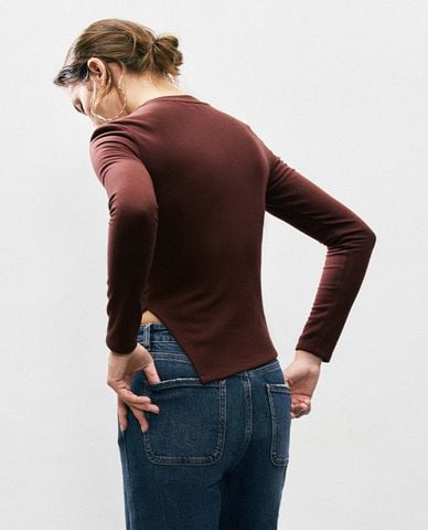  URBAN REVIVO - Áo thun nữ cổ tròn tay dài vạt xéo phom ôm nữ tính 