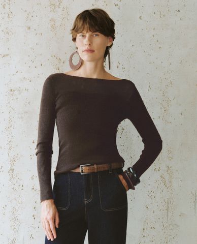  URBAN REVIVO - Áo dệt kim nữ cổ thuyền tay dài phom ôm tôn dáng 