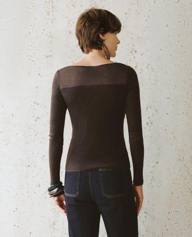  URBAN REVIVO - Áo dệt kim nữ cổ thuyền tay dài phom ôm tôn dáng 