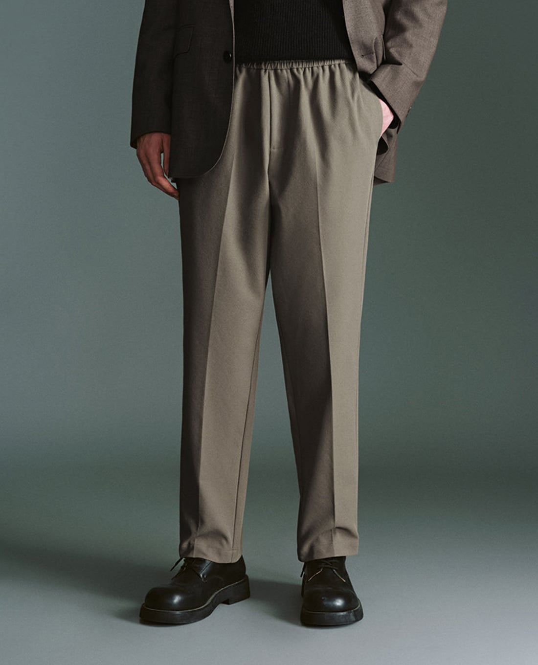 URBAN REVIVO - Quần nam ống đứng lưng thun hiện đại