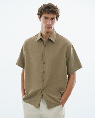  URBAN REVIVO - Áo sơ mi nam cổ bẻ tay ngắn Textured 