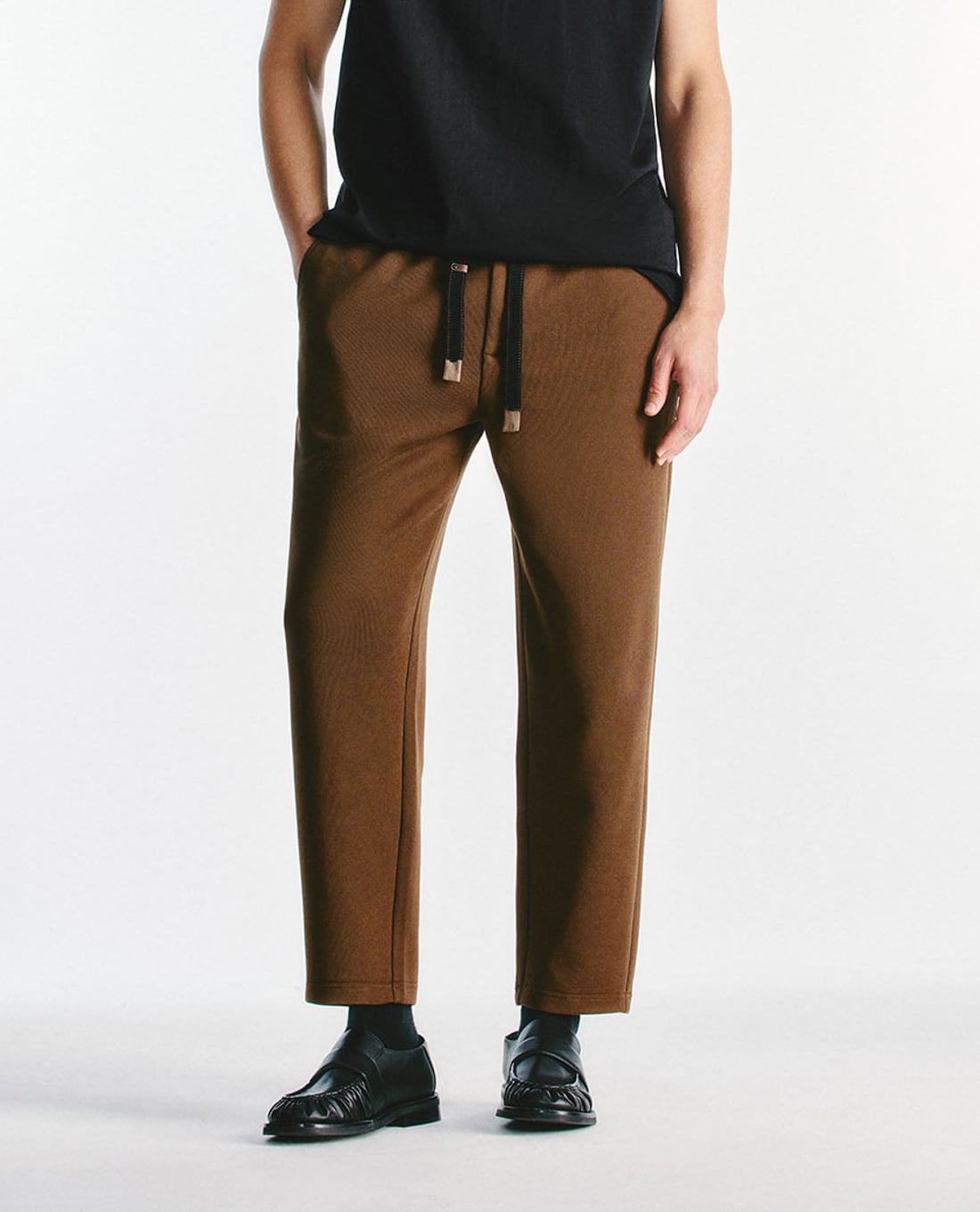 URBAN REVIVO - Quần nam ống đứng lưng thun hiện đại