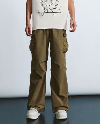  URBAN REVIVO - Quần nam ống rộng phối túi hộp thời thượng 