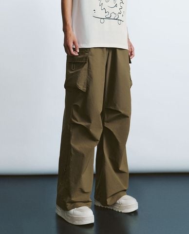  URBAN REVIVO - Quần nam ống rộng phối túi hộp thời thượng 