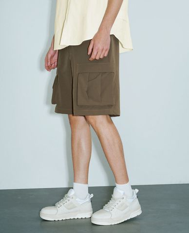  URBAN REVIVO - Quần short nam ngang gối lưng thun Utility 