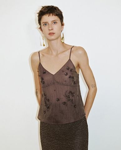  URBAN REVIVO - Áo hai dây nữ đính hoa sang trọng 