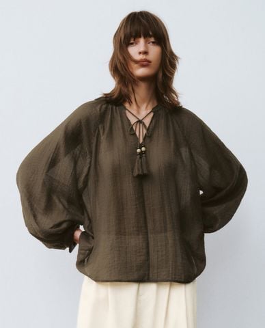  URBAN REVIVO - Áo kiểu nữ cổ V tay dài phối dây thanh lịch 