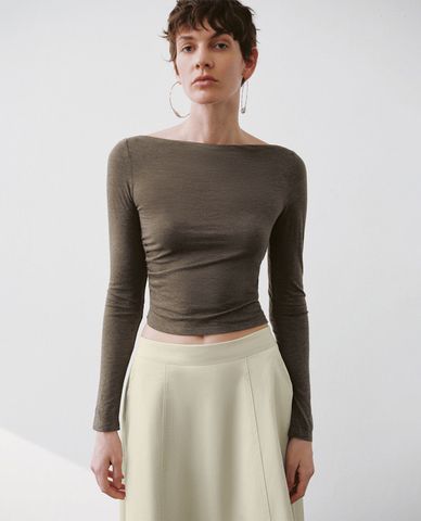  URBAN REVIVO - Áo kiểu nữ cổ thuyền tay dài phom ôm 