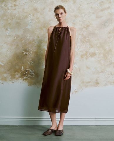  URBAN REVIVO - Đầm sát nách cổ yếm thanh lịch Straight 