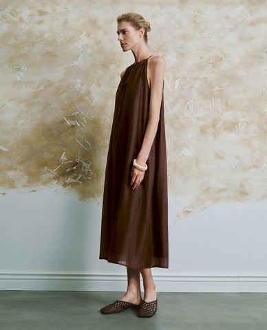  URBAN REVIVO - Đầm sát nách cổ yếm thanh lịch Straight 