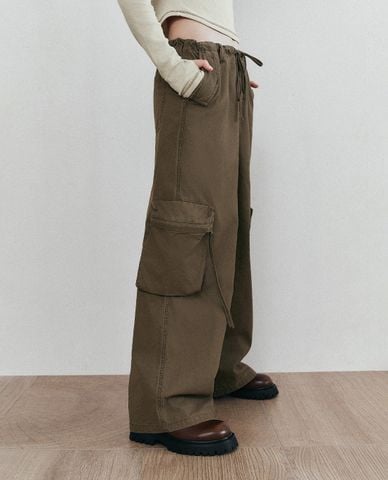  URBAN REVIVO - Quần nữ ống rộng lưng thun phối túi 