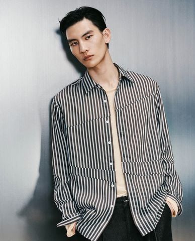  URBAN REVIVO - Áo sơ mi nam cổ bẻ tay dài phối sọc 