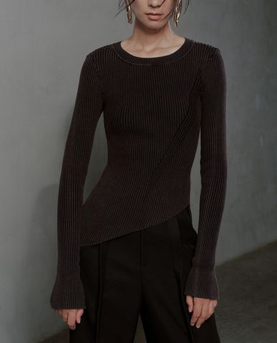  URBAN REVIVO - Áo dệt kim nữ cổ tròn tay dài phối vạt xéo 