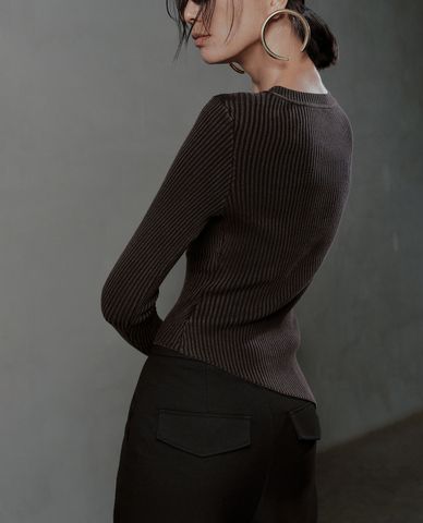  URBAN REVIVO - Áo dệt kim nữ cổ tròn tay dài phối vạt xéo 