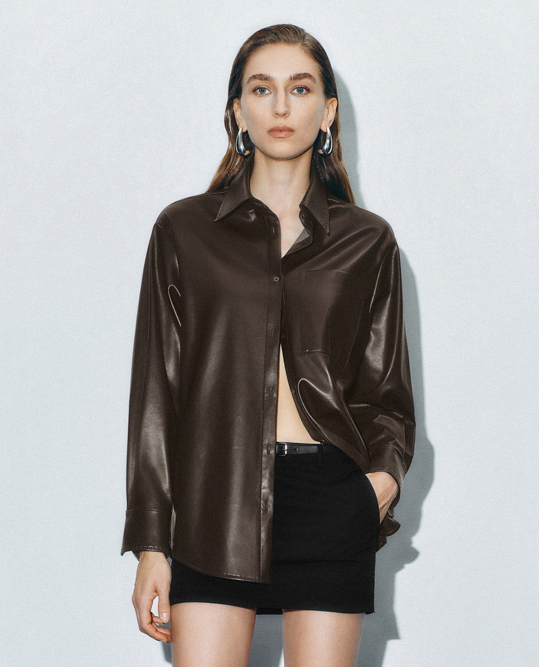 URBAN REVIVO - Áo sơ mi nữ cổ bẻ tay dài Leather Button Up