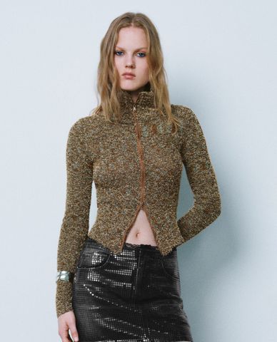  URBAN REVIVO - Áo dệt kim nữ cổ cao tay dài phom ôm cá tính 