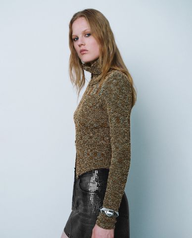  URBAN REVIVO - Áo dệt kim nữ cổ cao tay dài phom ôm cá tính 