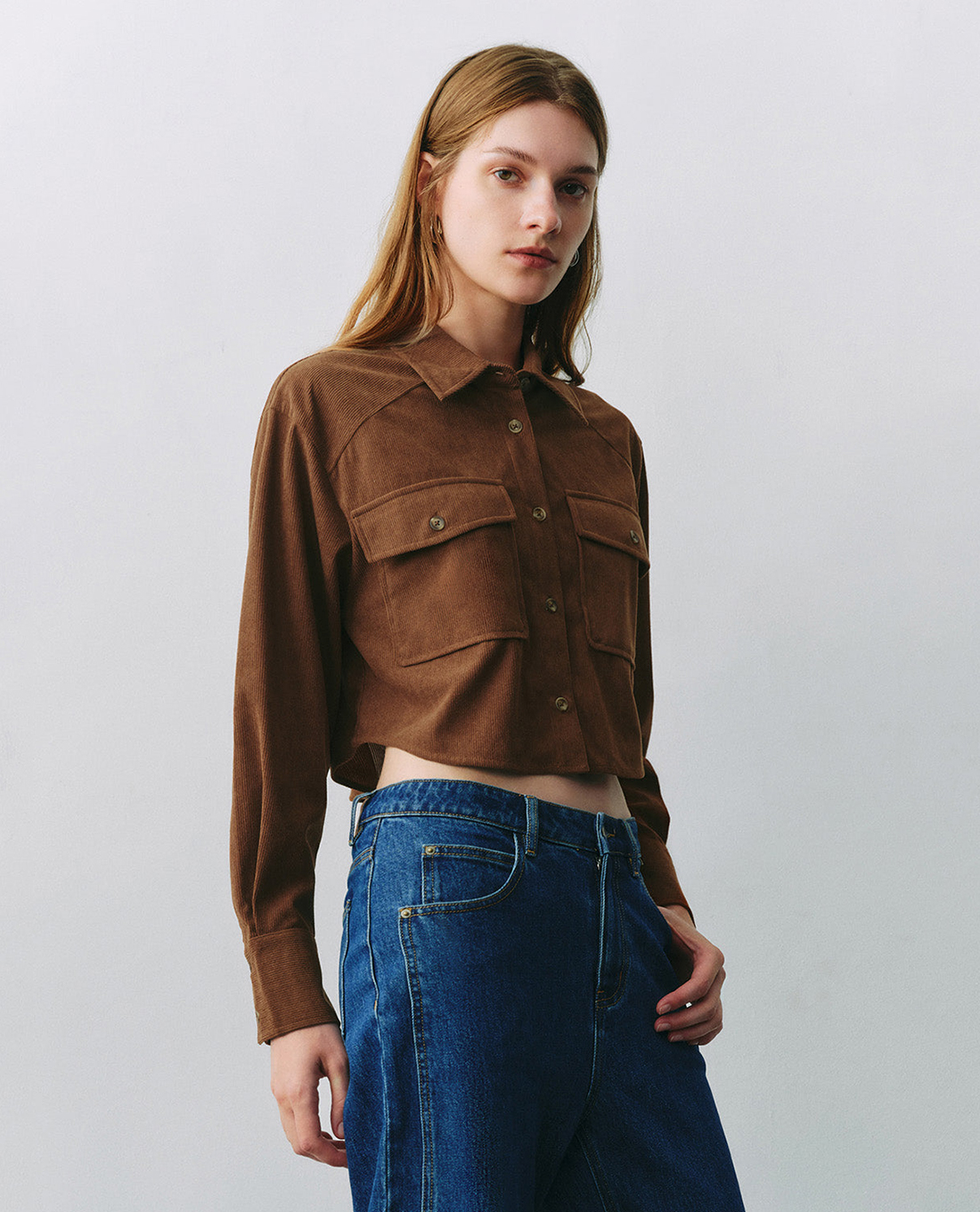 URBAN REVIVO - Áo sơ mi nữ tay dài phom croptop Button Up Loose