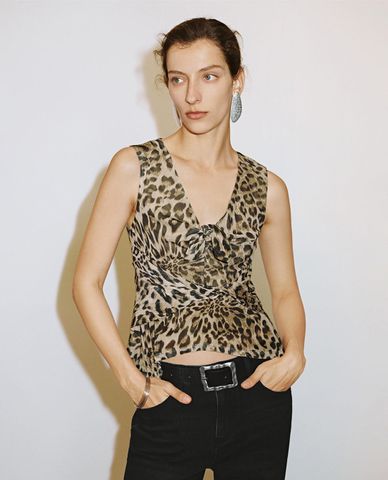  URBAN REVIVO - Áo sát nách nữ cổ V trẻ trung 