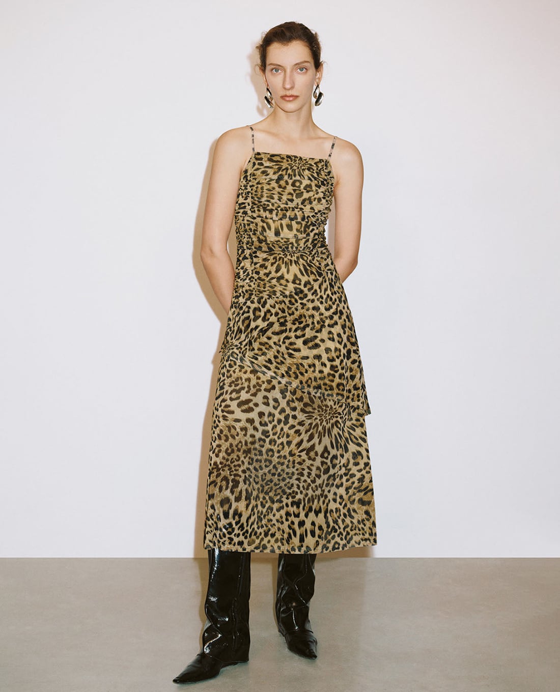 URBAN REVIVO - Đầm hai dây midi in họa tiết thời thượng