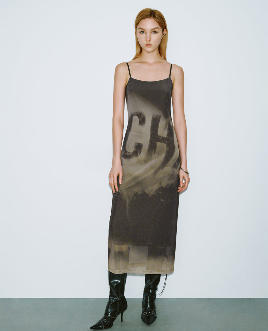 URBAN REVIVO - Đầm hai dây midi phom suông Printed Skinny