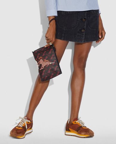  COACH - Ví cầm tay nữ kì lân Charlie Pouch 