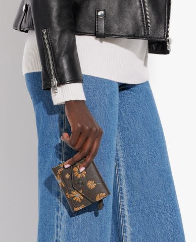  COACH - Ví nữ dạng gập phom vuông Wyn Small With Floral Print 