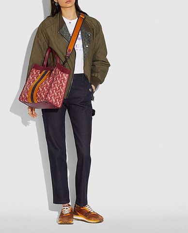  COACH - Túi tote nữ phom vuông Field 