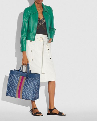  COACH - Túi tote nữ phom vuông kẻ sọc Field Tote 40 