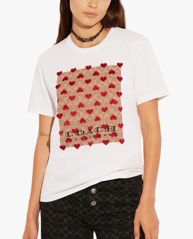  COACH - Áo thun nữ tay ngắn cổ tròn phối họa tiết trái tim Signature 