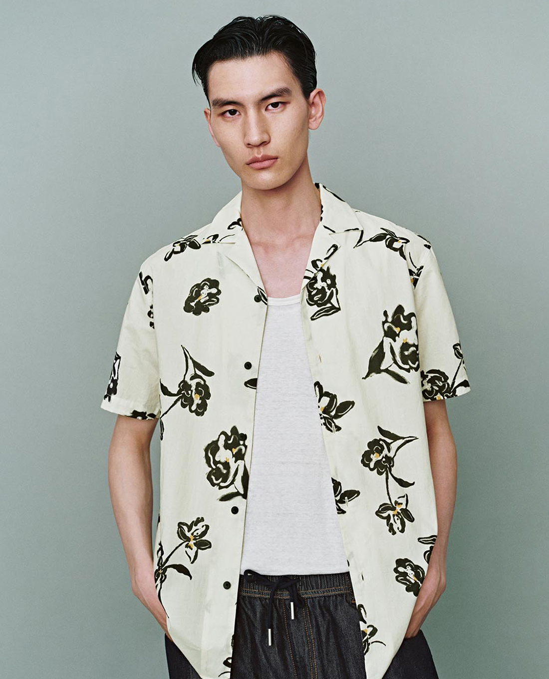 URBAN REVIVO - Áo sơ mi nam cổ bẻ tay ngắn Floral Printed