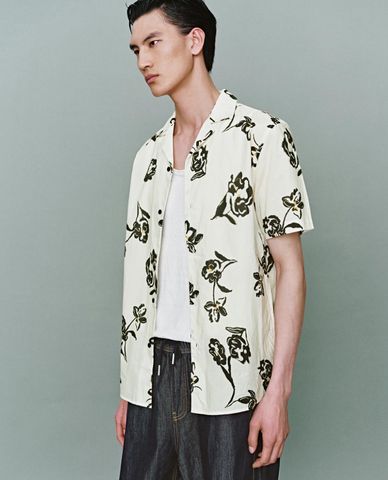  URBAN REVIVO - Áo sơ mi nam cổ bẻ tay ngắn Floral Printed 